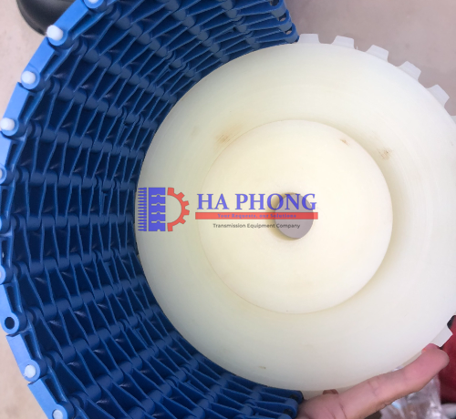 Băng tải nhựa Hong’s belt HS 1000A mặt kín bước 19.05mm