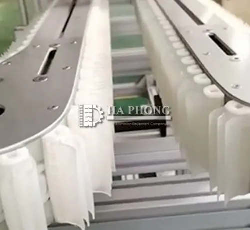 Băng tải xích gắp chai Gripper chain