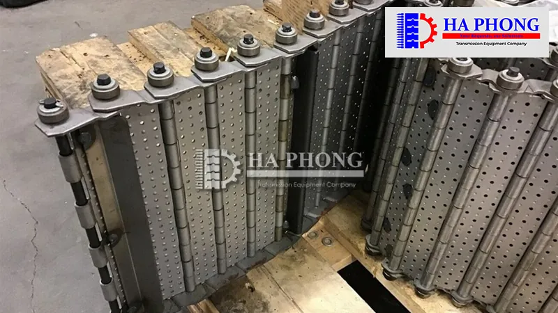 Băng tải chip bản lề có lỗ để thoát nhiệt thoát nước làm mát phôi