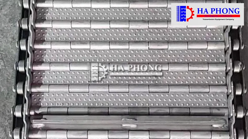 Băng tải chip có bản lề băng tải có gờ để vận chuyển các bộ phận “dính”