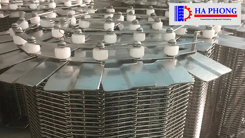 Băng Tải Tấm Inox Chạy Bằng Xích Và Con Lăn Biên Inox