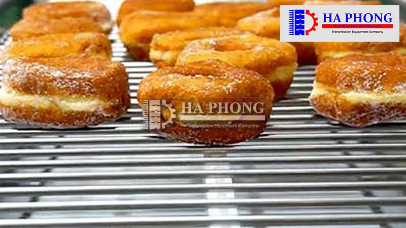 Băng tải thang có móc hình chữ S