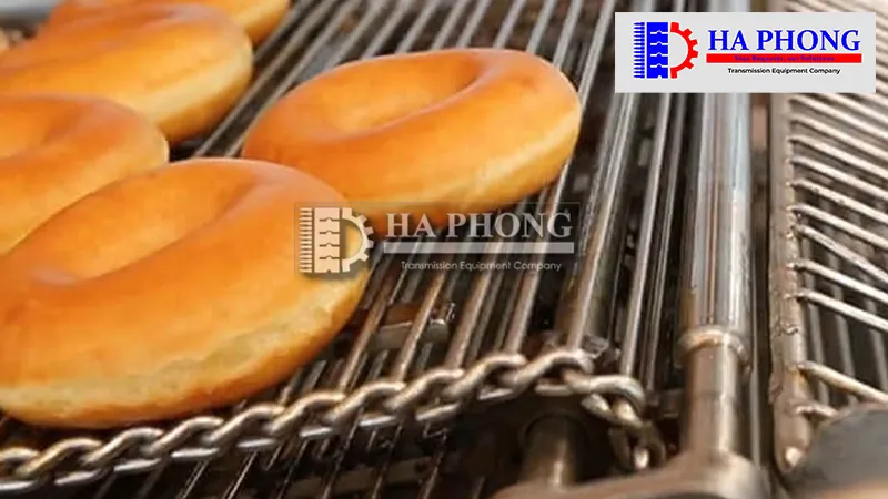 Băng tải thang có móc chữ S