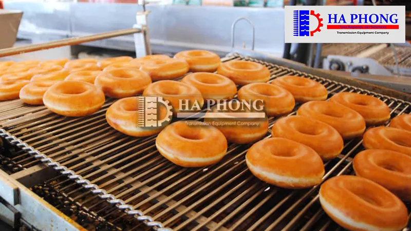 Băng tải thang có mắt xích