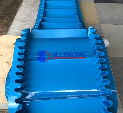 Băng tải PU đồng nhất gắn bèo nối móc bản lề nhựa