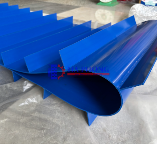 Băng tải PU đồng nhất gắn bèo nối móc bản lề nhựa