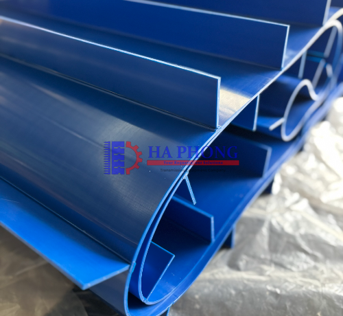 Băng tải PU đồng nhất gắn bèo nối móc bản lề nhựa
