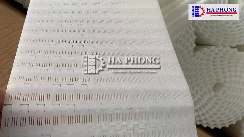 Mặt trên của băng tải M2511 được thiết kế phẳng có lỗ hở thoát nước