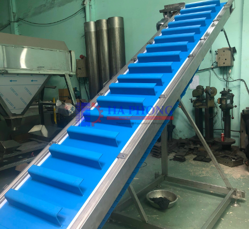 Băng tải nghiêng là gì? Chi tiết cấu tạo và nguyên lý hoạt động
