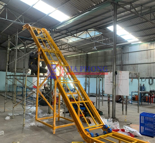 Băng tải nghiêng là gì? Chi tiết cấu tạo và nguyên lý hoạt động