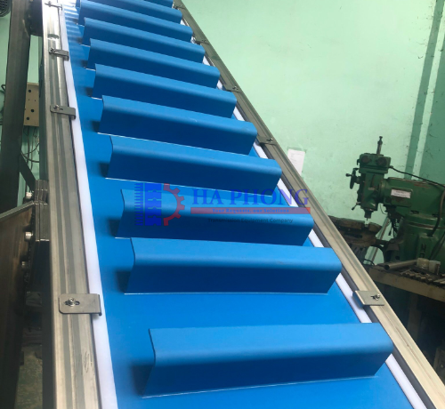 Băng tải nghiêng là gì? Chi tiết cấu tạo và nguyên lý hoạt động