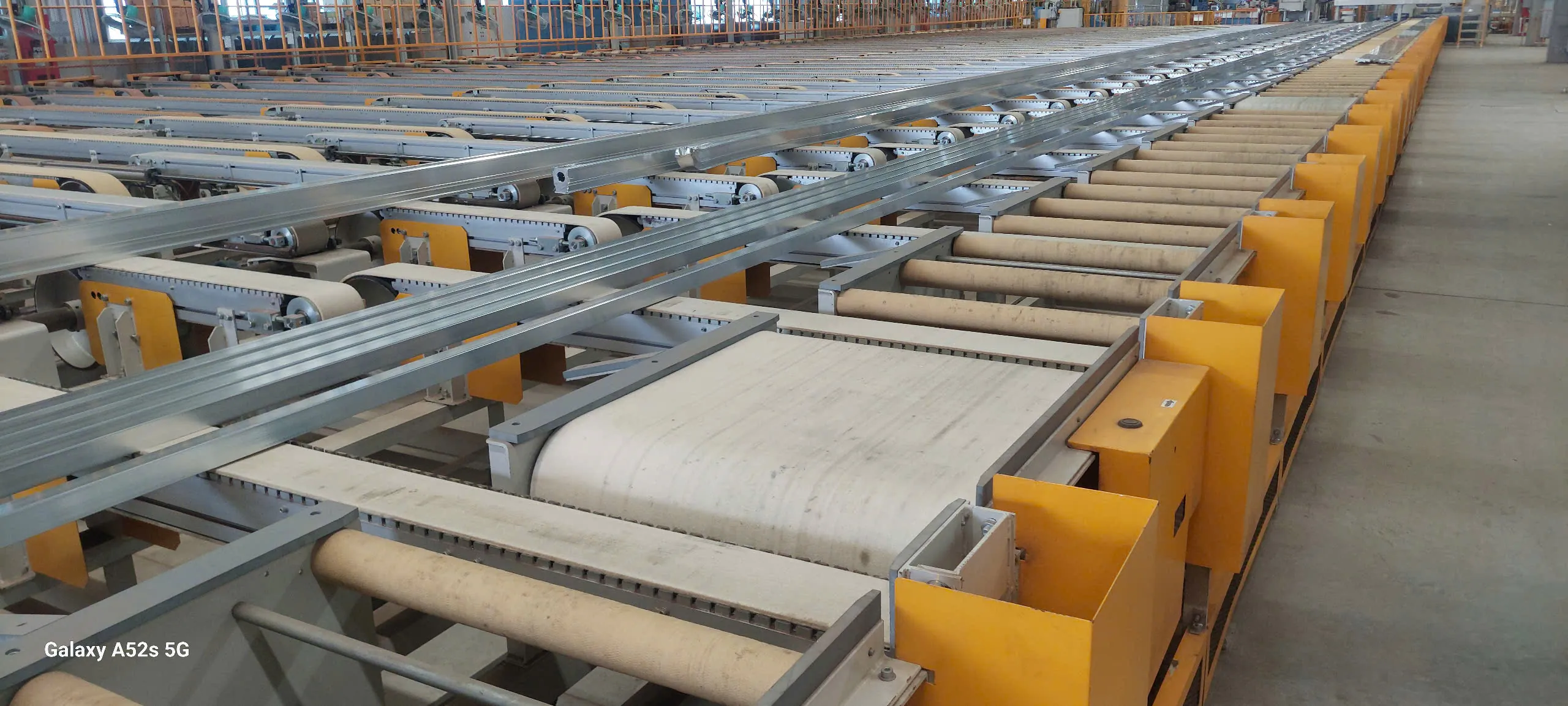 Băng tải nỉ chịu nhiệt trong nhà máy sản xuất nhôm định hình