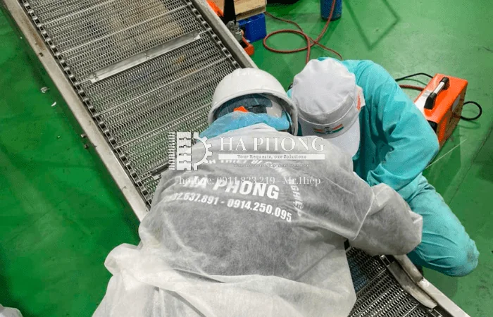 Dự Án Thực Tế: Gia công thay thế lắp đặt băng tải lưới inox cho nhà máy bánh kẹo Dự Án Thực Tế: Gia công thay thế lắp đặt băng tải lưới inox cho nhà máy bánh Tiền Giang