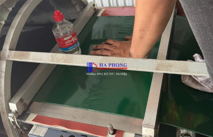 Dán nối băng tải tại nhà máy Bình Dương