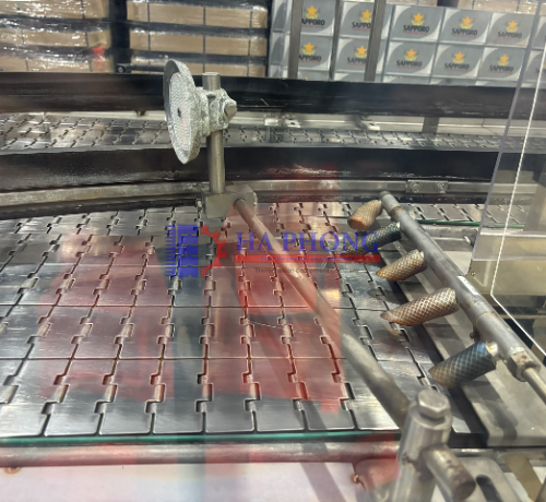 So sánh ưu nhược điểm của băng tải kim loại và băng tải nhựa