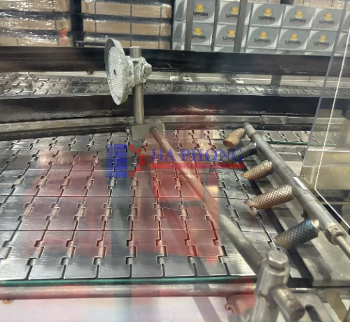 So sánh ưu nhược điểm của băng tải kim loại và băng tải nhựa So sánh ưu nhược điểm của băng tải kim loại và băng tải nhựa