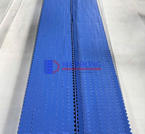 So sánh ưu nhược điểm của băng tải kim loại và băng tải nhựa