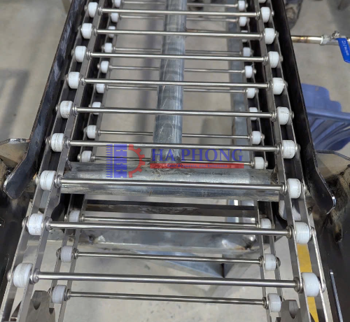 So sánh ưu nhược điểm của băng tải kim loại và băng tải nhựa