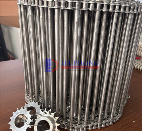 So sánh ưu nhược điểm của băng tải kim loại và băng tải nhựa