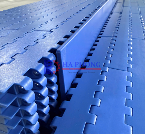 So sánh ưu nhược điểm của băng tải kim loại và băng tải nhựa