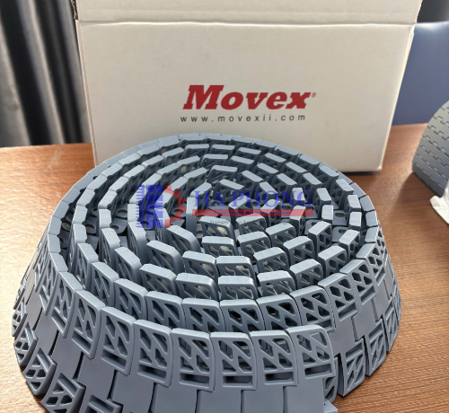 So sánh ưu nhược điểm của băng tải kim loại và băng tải nhựa