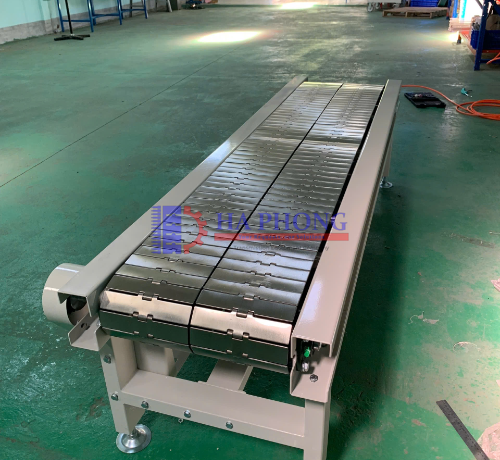 So sánh ưu nhược điểm của băng tải kim loại và băng tải nhựa