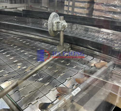 So sánh ưu nhược điểm của băng tải kim loại và băng tải nhựa