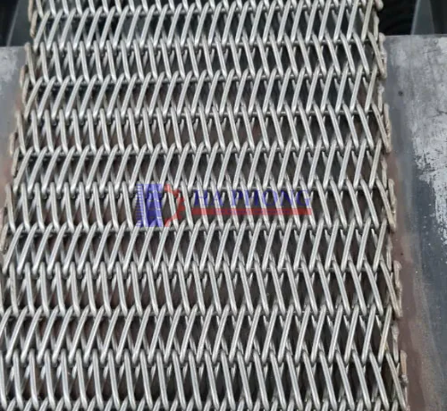 Băng tải lưới inox chịu nhiệt cho lò nung Bề mặt thoáng khí của băng tải lưới inox lò nung