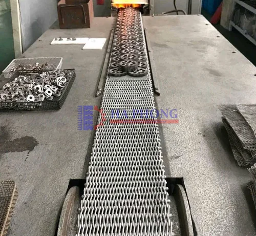 Băng tải lưới inox chịu nhiệt cho lò nung Ứng dụng tải phôi thép lò nung